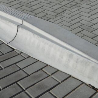 ZASTÁVKOVÝ OBRUBNÍK BUS PŘECHODOVÝ LEVÝ 250-310