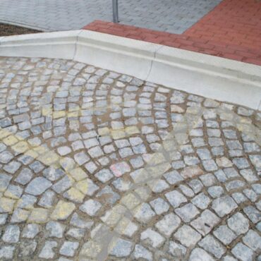 ZASTÁVKOVÝ OBRUBNÍK BUS PŘECHODOVÝ LEVÝ 250-310